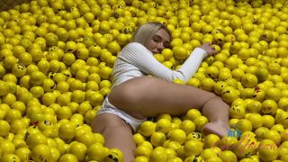 Perfect college bimbo with huge booty offers head in the barn